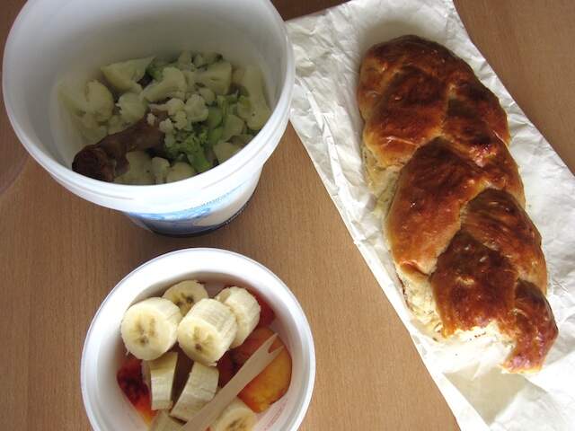 辫子面包、烤鸭腿、高汤椰菜西兰花、水果.jpg