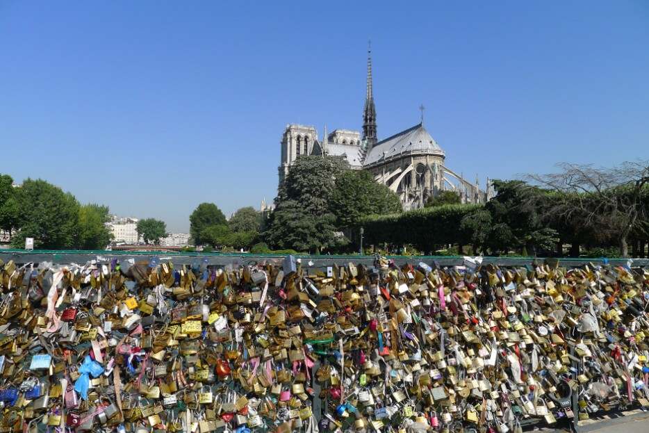 巴黎圣母院背面以及同心锁