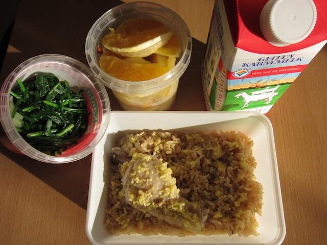 油姜鸡腿饭 + 焯韭菜、上海青 + 水果（苹果、奇异果、橙）+ 酸味羊奶.jpg.jpg