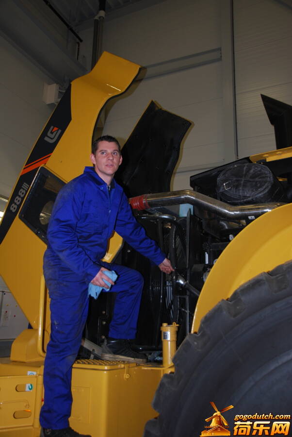 柳工集团的本地员工在装配检修车间进行产品的检修.jpg
