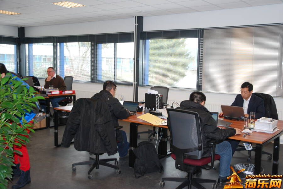 柳工集团欧洲子公司的办公区域内中国员工和荷兰员工正在有条不紊的工作.jpg.jpg