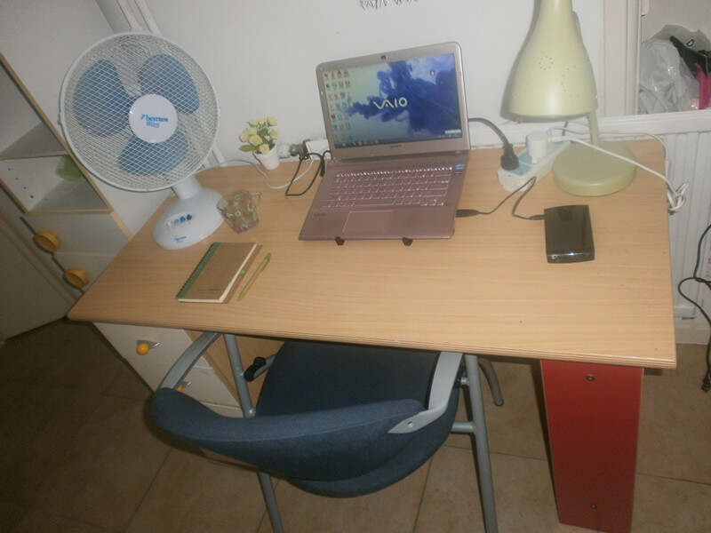 书桌和椅子