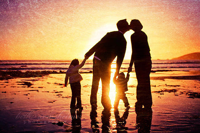 beach-children-dad-family-kids-kiss-Favim.com-57742.jpg
