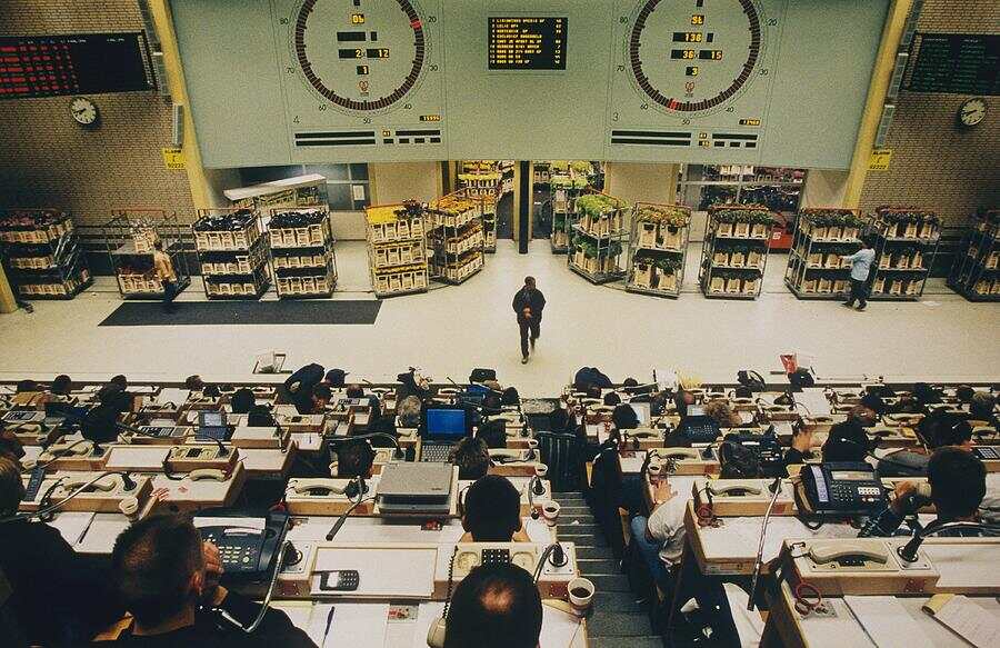 the-aalsmeer-flower-auction-sisse-brimberg.jpg