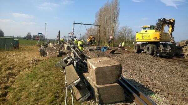 由于周日碰撞事故，往来Apeldoorn和Deventer的火车周四前停运