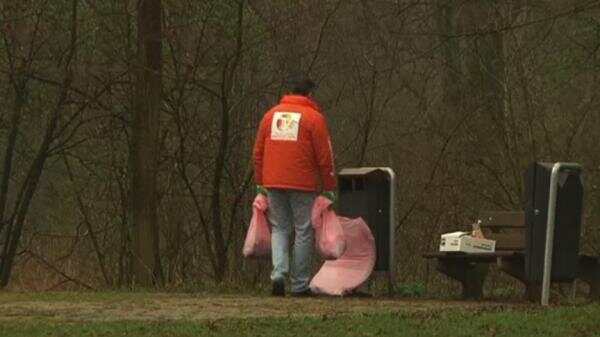 Utrecht市政府让清洁义工清理更多垃圾，引起异议