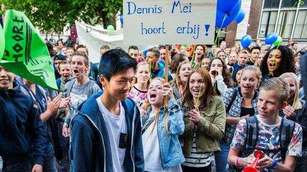 15岁华裔被荷兰政府要求回到中国，同学和老师们为他请愿