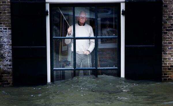 晒海景房的都弱爆了！荷兰发洪水，这位老大爷就上头条！