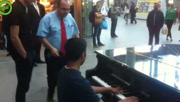 安置在中央火车站的钢琴有人喜欢，有人“恨”？！