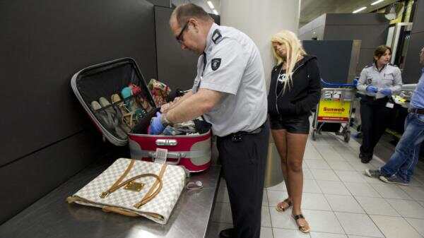 下周一和周二，机场海关人员将对入关旅客行李进行检查！
