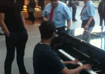 在NS强行制止小伙弹钢琴后，小伙呼吁大家来干一件大事！