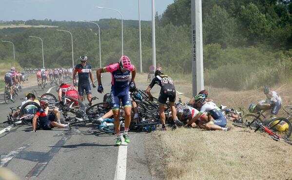 环法自行车赛因事故中断 多名车手受伤严重退出比赛