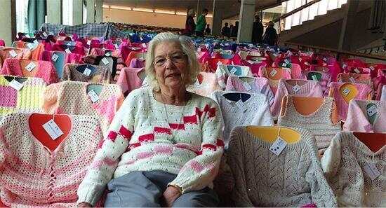 荷兰老奶奶60年织500件毛衣 社区准备了一场惊喜