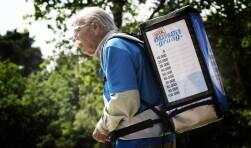 92岁步行者身背水壶为自来水呼吁