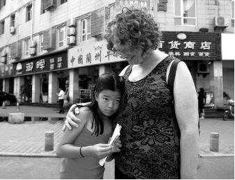 荷兰夫妇再次带养女到中国找其亲生父母