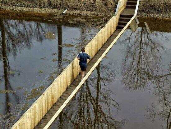 荷兰有座比水面还低的桥 你敢走吗？