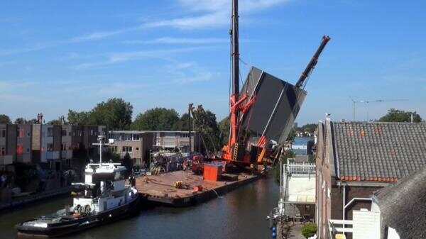 女王桥翻新吊机翻跟斗 荷兰Alphen a/d Rijn又出事了！