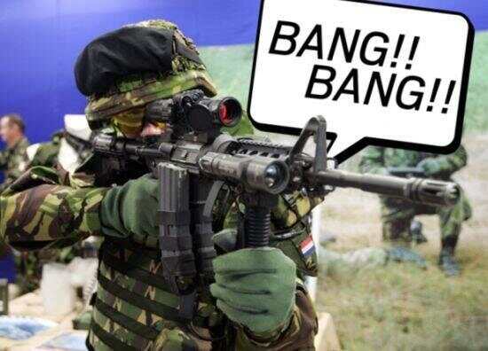 荷兰陆军缺弹药 演习用嘴模拟枪声“bang bang bang”。。。