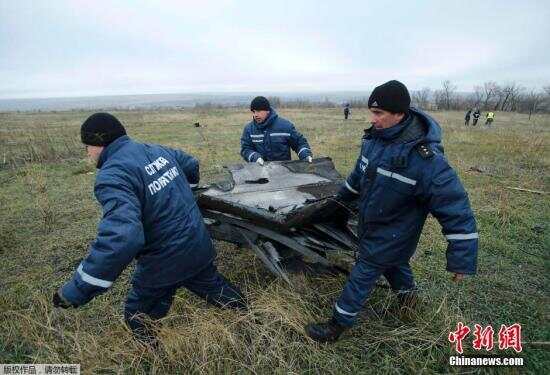 MH17失事现场发现疑似导弹碎片 荷兰正调查来源