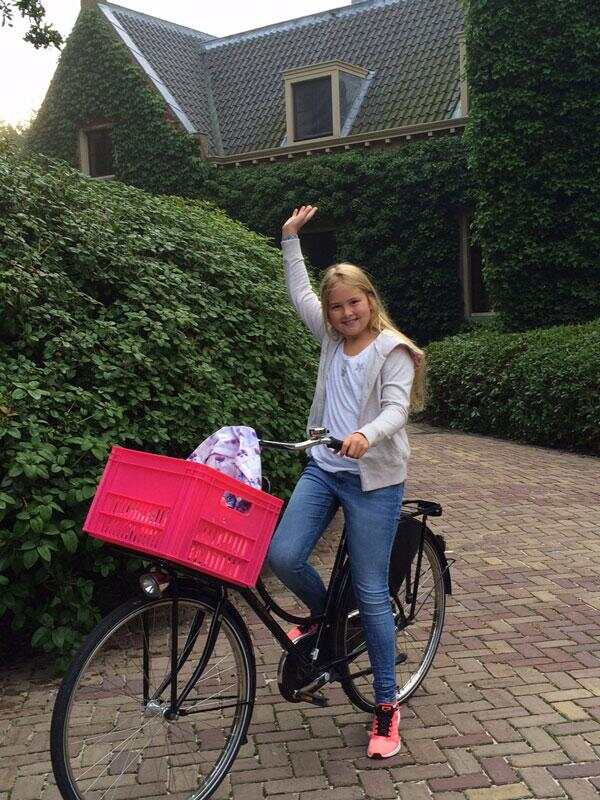 荷兰的大公主今天骑着单车上中学啦！