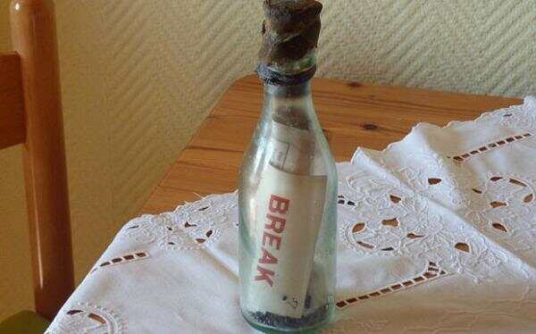夫妇海边拾获史上最古老漂流瓶 “瓶中信”来自108年前！
