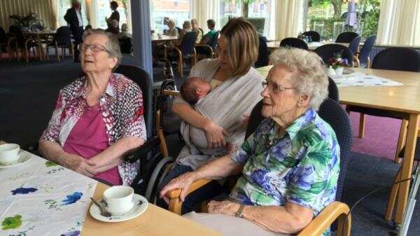 荷兰出现新型养老院，让不同的人群和老人家住在一起