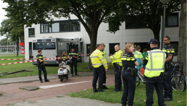 鹿特丹公交车直撞写字楼造成12人受伤，司机目前伤势最严重