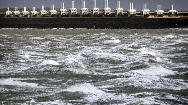 荷兰造世上最大的人造海浪 用来考验荷兰防洪措施是否有效