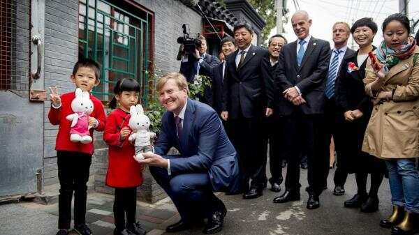 国王访问北京大栅栏，中式米菲兔喜迎娘家人