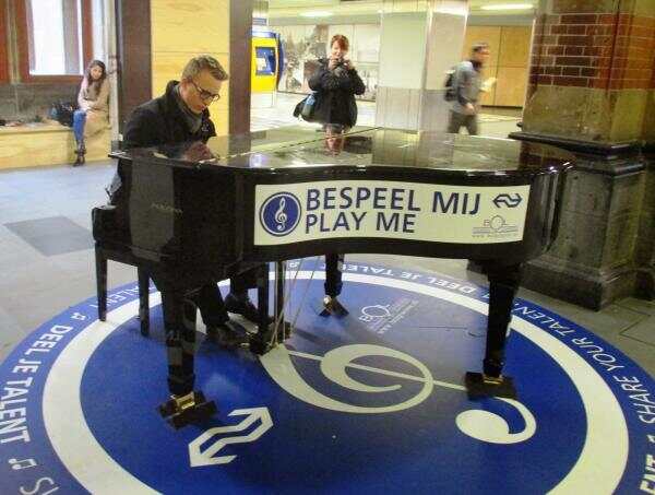 阿姆斯特丹火车站变身钢琴比赛舞台，证明高手在民间是真的 ... ... ...