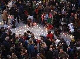 比利时莫伦贝克今夜无眠--举行悼念巴黎恐袭案死者活动