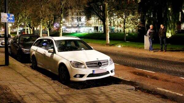 鹿特丹发现可疑比利时汽车三人被扣，市长正在附近用餐