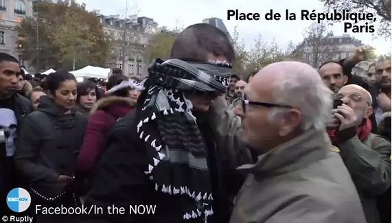 男子在巴黎街头蒙眼求拥抱,他是穆斯林,但不是恐怖分子!