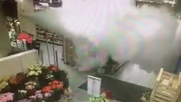 圣诞来临AH对付小偷出神招:白色烟雾弹360度无死角攻击!