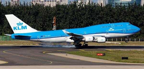 一名中国乘客大闹荷兰KLM航班 被机上人员合力制伏