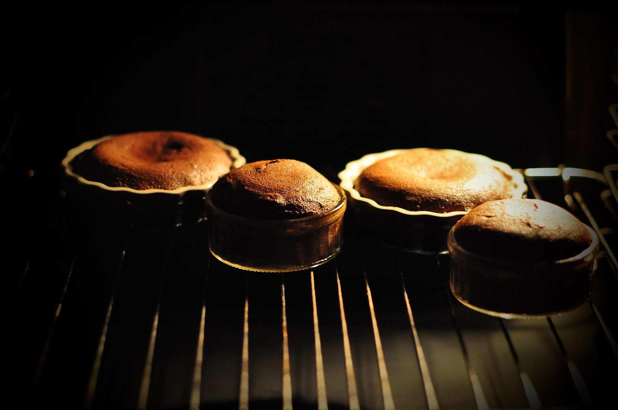 Chocolade ganache taartje in de oven.jpg