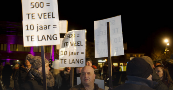 荷兰小镇拟设难民收容中心 民众上街示威与警方发生冲突