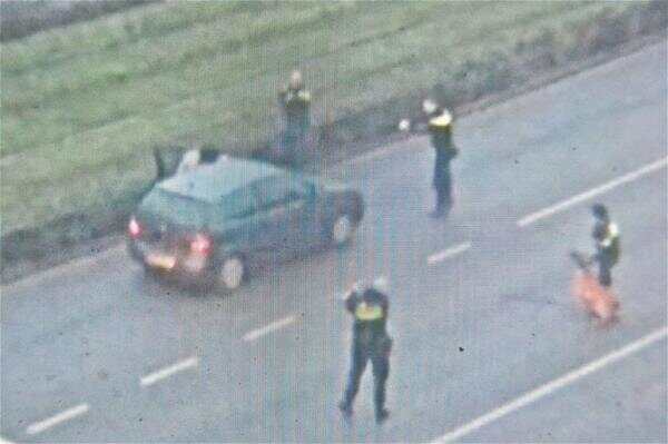 荷兰警察的质素：4名警察围堵4名疑犯只抓住一人