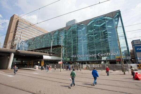 时隔5年海牙火车站重新开放了~一个大的玻璃大楼,炫酷吗