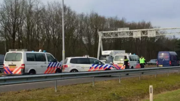 六名"华人"乘小巴比利时入荷兰被扣,司机涉嫌欲致警察死地 ... ...