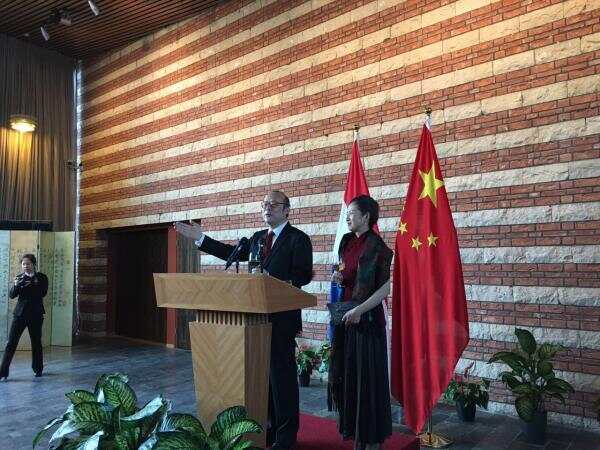 驻荷兰大使陈旭任期届满，携夫人于使馆设宴告别各界友人