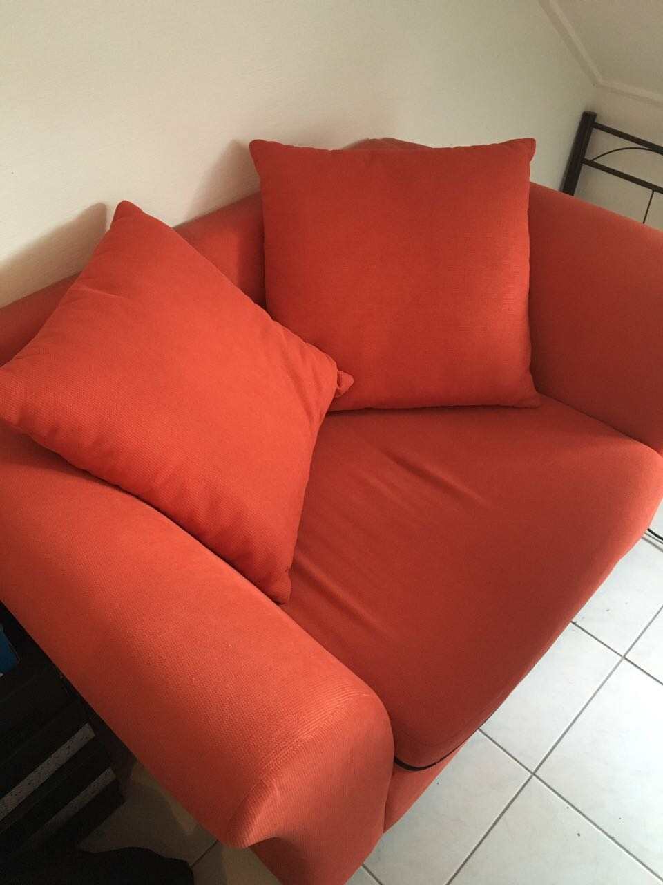 单人宽体红色沙发，带两个靠垫，5欧