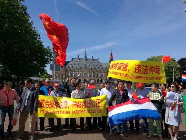 【现场】南海是中国的！在荷华人齐聚海牙和平宫示威