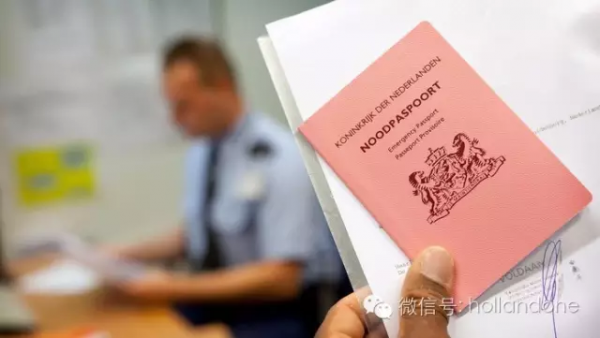 荷兰宪警提醒旅客：注意你的护照的有效日期！