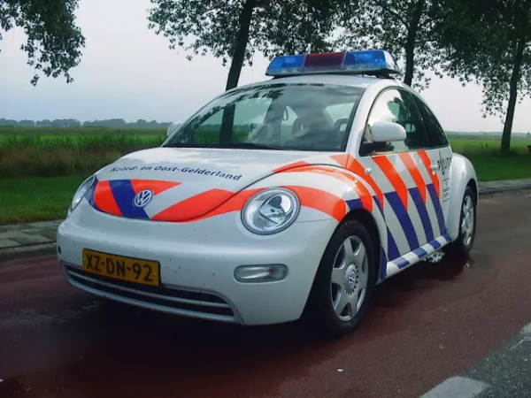 醉了，荷兰警局有自动刹车系统的车，追不到犯人还撞头