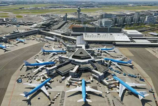 100年前阿姆的农田降落了第一架飞机，现在这里叫Schiphol