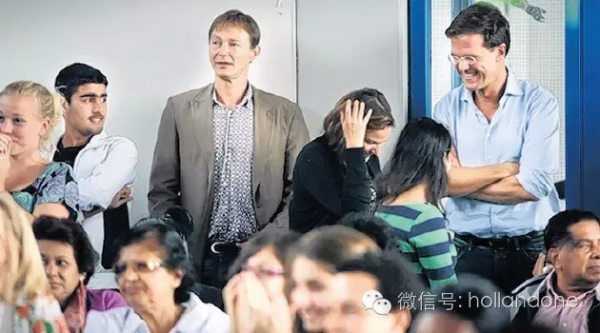 看看在课堂上当教师的荷兰首相吕特是怎么样子的？