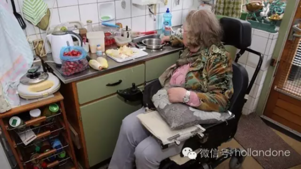 签约才提供服务，上一次厕所要50欧！荷半瘫痪老人面对难题