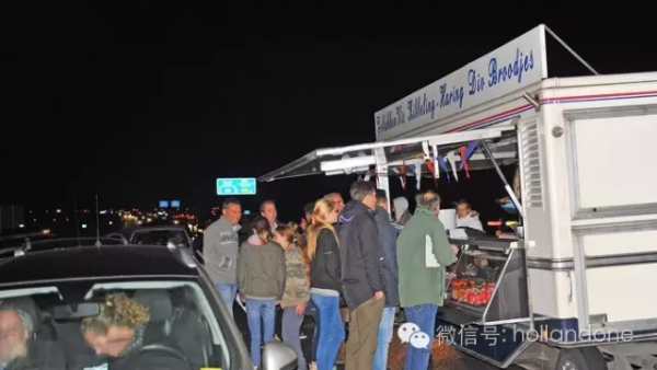大塞车？鱼贩子高速公路路面开档！