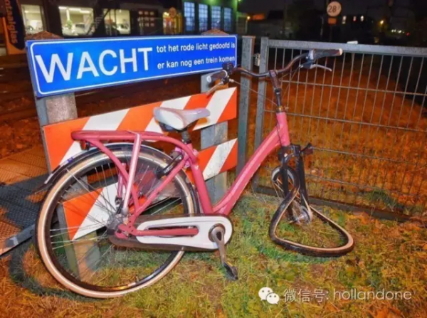 荷兰新闻短平快（女子抢闸过铁路大难不死而火车受损等）